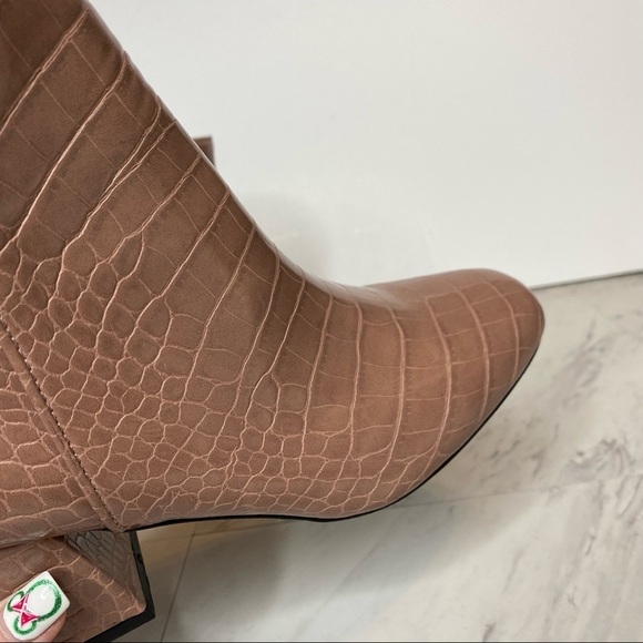 New! Steve Madden Darma Pink Crocodile Bootie 6M - Picture 7 of 14